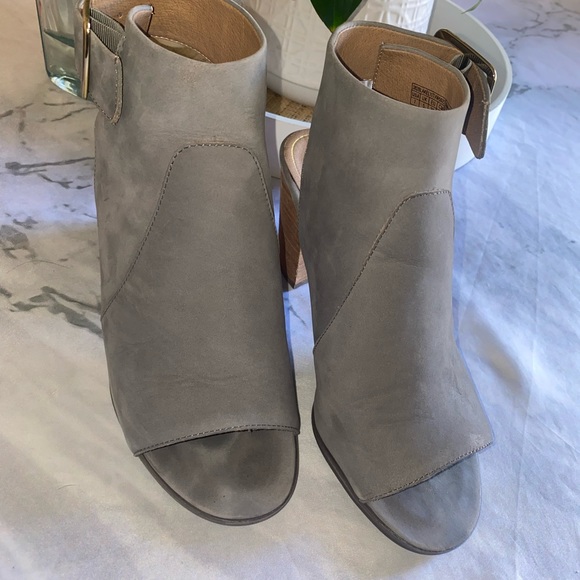 Vionic Open Toe Boots - Size 7 - Picture 3 of 6